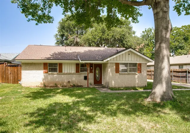 Homes for sale in Euless, TX | 412 Franklin Dr, Euless, TX 76040 | MLS# 21326378