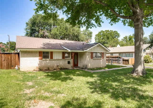 Photo 2 of Single family home for sale at 412 Franklin Dr, Euless, TX 76040 | MLS# 21326378 | Listing updated on 2026-09-04