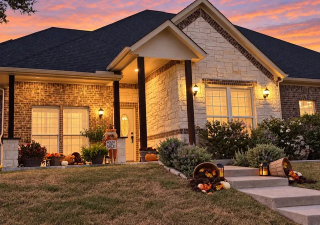 Photo 3 of Single family home for sale at 1906 Clearview Dr, Ennis, TX 75119 | MLS# 21329438 | Listing updated on 2026-10-08