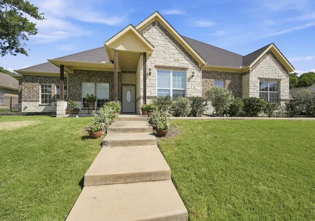 Photo 3 of Single family home for sale at 1906 Clearview Dr, Ennis, TX 75119 | MLS# 21329438 | Listing updated on 2026-10-08