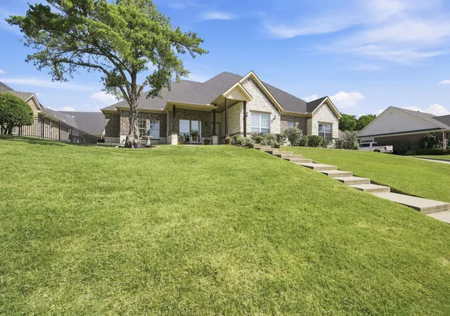 Photo 4 of Single family home for sale at 1906 Clearview Dr, Ennis, TX 75119 | MLS# 21329438 | Listing updated on 2026-10-08
