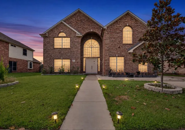 Photo 1 of Single family home for sale at 2811 Gillespie Ln, Grand Prairie, TX 75052 | MLS# 21334705 | Listing updated on 2026-07-22