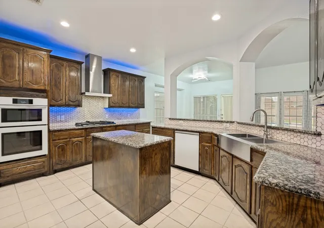 Photo 3 of Single family home for sale at 2811 Gillespie Ln, Grand Prairie, TX 75052 | MLS# 21334705 | Listing updated on 2026-07-22