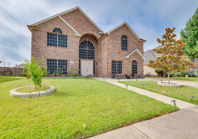 Photo 4 of Single family home for sale at 2811 Gillespie Ln, Grand Prairie, TX 75052 | MLS# 21334705 | Listing updated on 2026-07-22