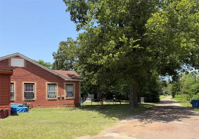 Photo 3 of Single family home for sale at 140 S Main St, Avinger, TX 75630 | MLS# 21337470 | Listing updated on 2026-10-05