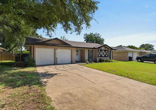 Photo 3 of Single family home for sale at 523 Lynnewood Ave, Burleson, TX 76028 | MLS# 21337750 | Listing updated on 2026-08-26