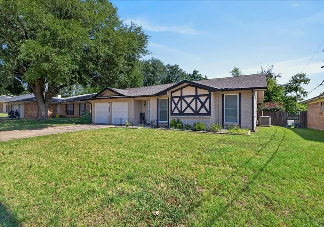 Photo 3 of Single family home for sale at 523 Lynnewood Ave, Burleson, TX 76028 | MLS# 21337750 | Listing updated on 2026-08-26