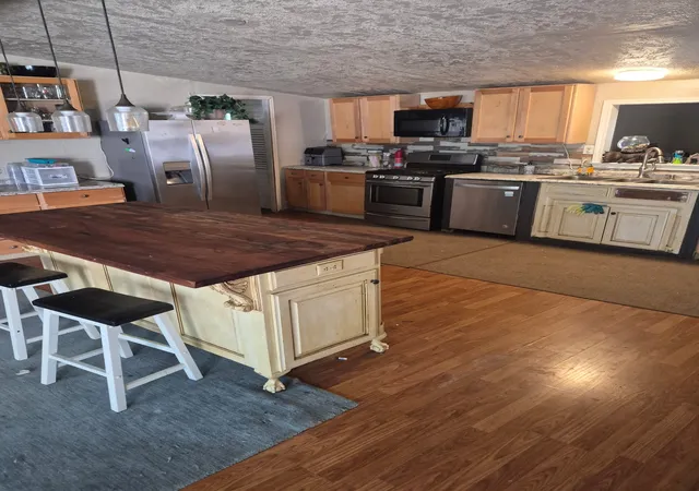 Photo 2 of Manufactured home for sale at 686 Paradise Cove Rd, Pottsboro, TX 75076 | MLS# 21336688 | Listing updated on 2026-09-22