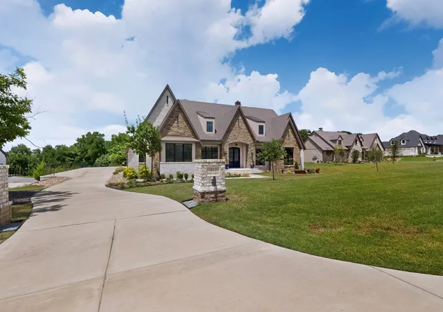 Photo 3 of Single family home for sale at 413 Charlie Joseph Dr, Van Alstyne, TX 75495 | MLS# 21335140 | Listing updated on 2026-07-22