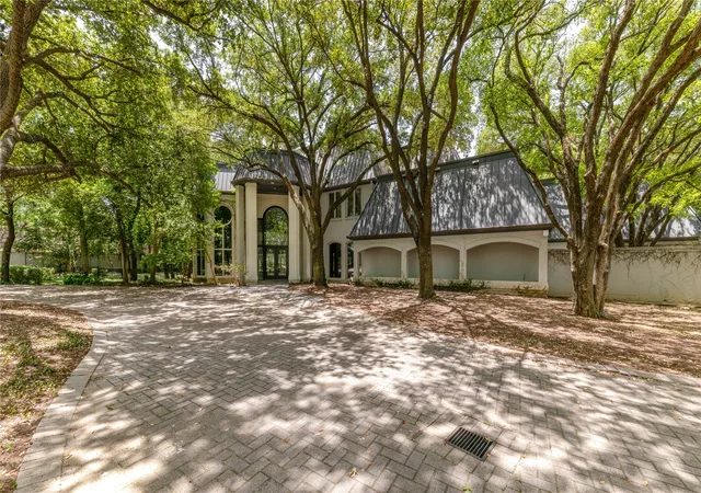 Photo 1 of Single family home for sale at 2420 Lincoln Dr, Arlington, TX 76006 | MLS# 21337823 | Listing updated on 2026-09-21