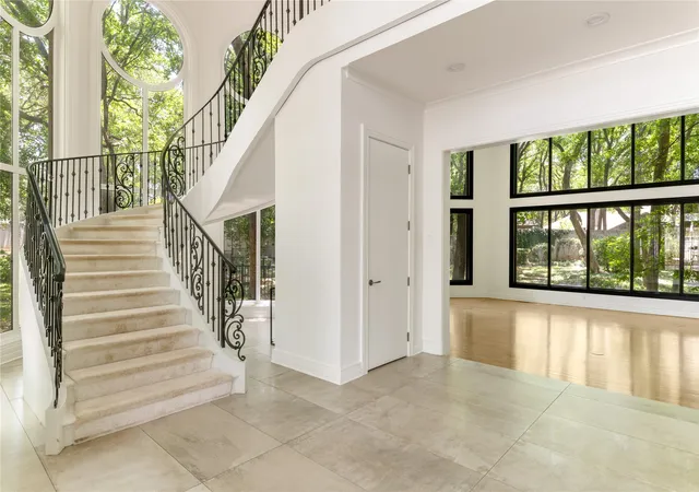 Photo 3 of Single family home for sale at 2420 Lincoln Dr, Arlington, TX 76006 | MLS# 21337823 | Listing updated on 2026-09-21
