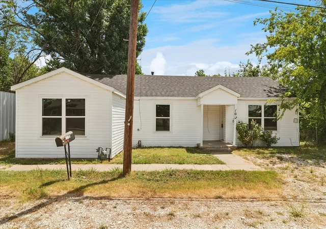 Photo 1 of Single family home for sale at 102 N 3rd St, Sanger, TX 76266 | MLS# 21337901 | Listing updated on 2026-07-23
