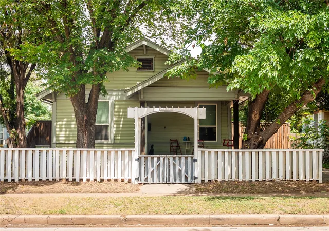 Photo 1 of Single family home for sale at 526 S Edgefield Ave, Dallas, TX 75208 | MLS# 21335601 | Listing updated on 2026-07-22