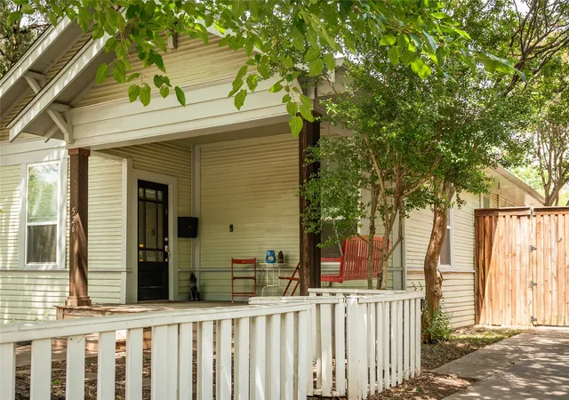 Photo 2 of Single family home for sale at 526 S Edgefield Ave, Dallas, TX 75208 | MLS# 21335601 | Listing updated on 2026-07-22