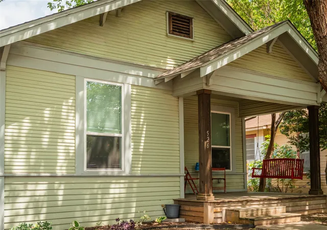 Photo 3 of Single family home for sale at 526 S Edgefield Ave, Dallas, TX 75208 | MLS# 21335601 | Listing updated on 2026-07-22