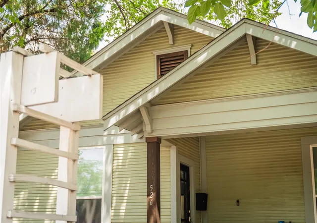 Photo 3 of Single family home for sale at 526 S Edgefield Ave, Dallas, TX 75208 | MLS# 21335601 | Listing updated on 2026-07-22