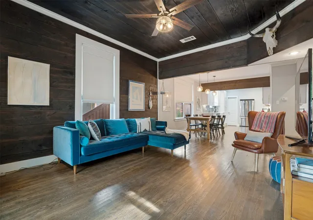 Photo 4 of Single family home for sale at 526 S Edgefield Ave, Dallas, TX 75208 | MLS# 21335601 | Listing updated on 2026-07-22