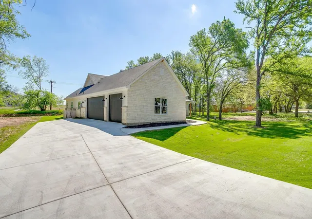 Photo 2 of Single family home for sale at 6705 Westover Dr, Granbury, TX 76049 | MLS# 21337933 | Listing updated on 2026-08-30