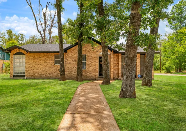 Photo 1 of Single family home for sale at 3545 W Houston St, Paris, TX 75460 | MLS# 21333379 | Listing updated on 2026-09-30