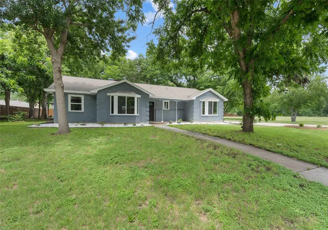 2nd image of 702 Austrian Rd, Grand Prairie, TX 75050 | MLS# 21337381