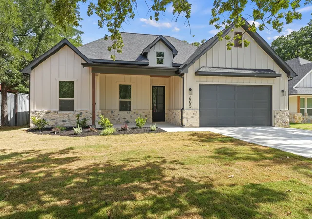 Photo 2 of Sale Pending at 605 N Stewart St, Azle, TX 76020 | MLS# 21337976 | Listing updated on 2026-08-26