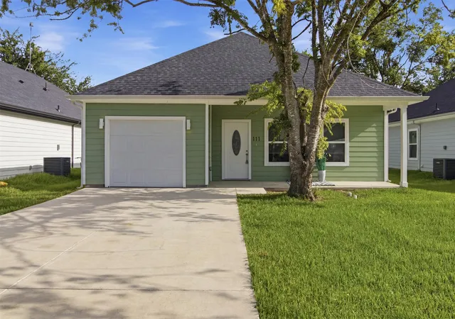 Photo 1 of Sale Pending at 111 Newton Ln, Mabank, TX 75156 | MLS# 21337959 | Listing updated on 2026-08-24
