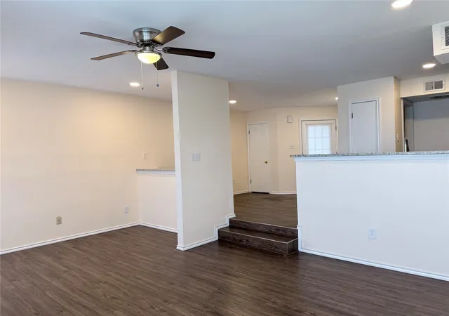 4th image of 3410 Country Club Dr W #192, Irving, TX 75038 | MLS# 21330812