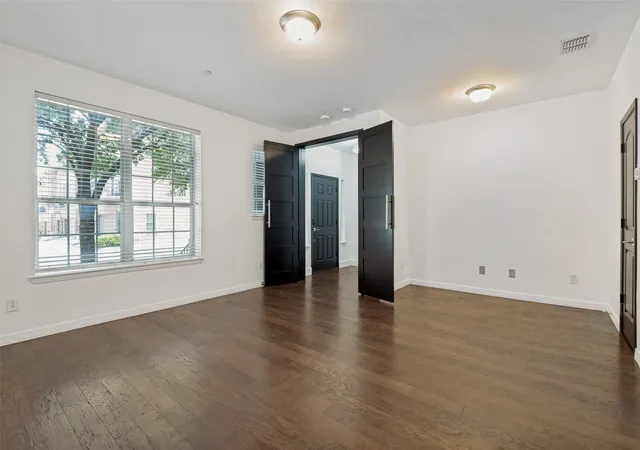 Photo 3 of Townhouse for sale at 3906 Asbury Ln, Addison, TX 75001 | MLS# 21336107 | Listing updated on 2026-07-22