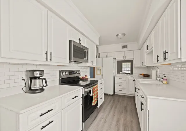 Photo 4 of Townhouse for sale at 13752 Flagstone Ln, Dallas, TX 75240 | MLS# 21335166 | Listing updated on 2026-08-08