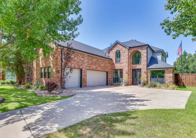 Photo 1 of Single family home for sale at 18 Hideaway Ct, Roanoke, TX 76262 | MLS# 21336523 | Listing updated on 2026-09-17