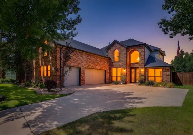 Photo 3 of Single family home for sale at 18 Hideaway Ct, Roanoke, TX 76262 | MLS# 21336523 | Listing updated on 2026-09-17