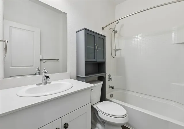 Photo 4 of Single family home for sale at 409 Stone Creek Blvd, Glenn Heights, TX 75154 | MLS# 21328971 | Listing updated on 2026-08-22