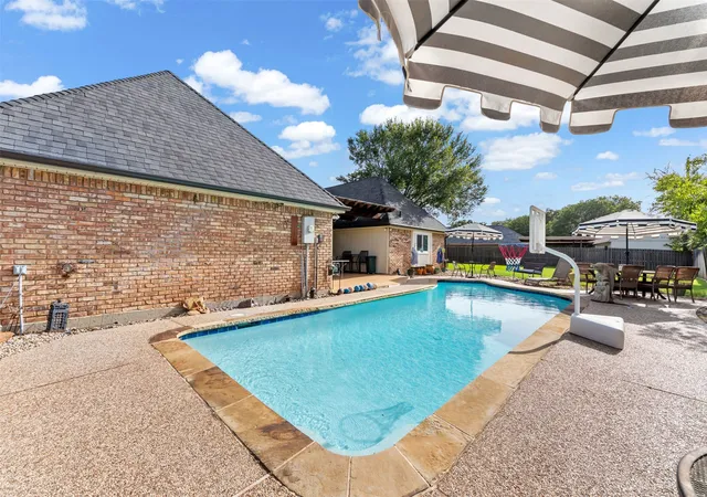 Photo 3 of Single family home for sale at 809 Shady Creek Dr, Kennedale, TX 76060 | MLS# 21336612 | Listing updated on 2026-10-03
