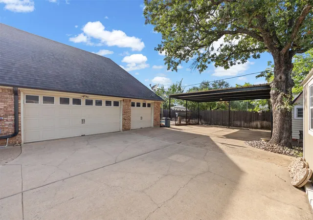 Photo 4 of Single family home for sale at 809 Shady Creek Dr, Kennedale, TX 76060 | MLS# 21336612 | Listing updated on 2026-10-03