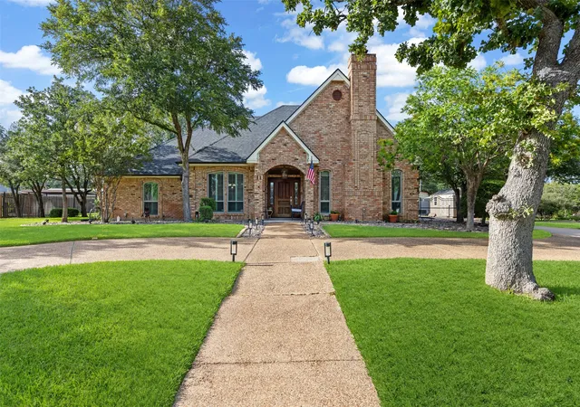 Photo 2 of Single family home for sale at 809 Shady Creek Dr, Kennedale, TX 76060 | MLS# 21336612 | Listing updated on 2026-10-03