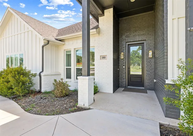 Photo 2 of Single family home for sale at 180 Lucky Ridge Ln, Boyd, TX 76023 | MLS# 21336996 | Listing updated on 2026-08-03