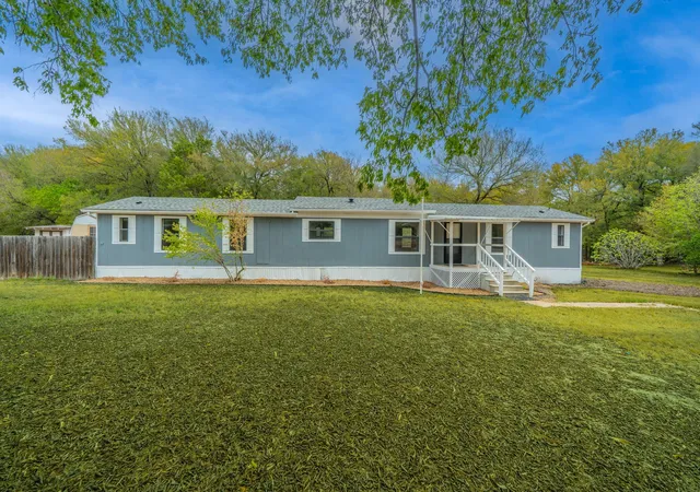 Photo 3 of Manufactured home for sale at 1027 Glen Brook Dr, Waxahachie, TX 75165 | MLS# 21327854 | Listing updated on 2026-10-05