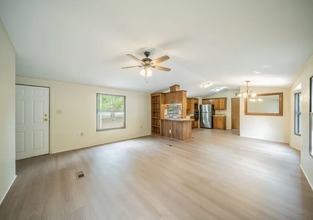 Photo 4 of Manufactured home for sale at 1027 Glen Brook Dr, Waxahachie, TX 75165 | MLS# 21327854 | Listing updated on 2026-10-05
