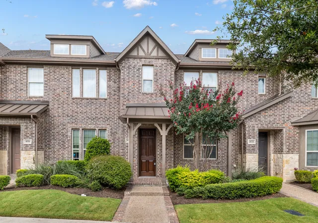 Townhouse for sale at 4018 Cascade Sky Dr, Arlington, TX 76005 | MLS# 21336185