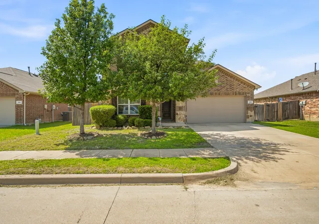Photo 3 of Single family home for sale at 229 Pin Cushion Trl, Burleson, TX 76028 | MLS# 21338270 | Listing updated on 2026-07-22