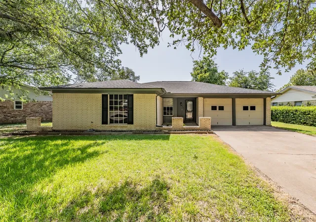 Photo 1 of Sale Pending at 1227 Willowwood Dr, Cleburne, TX 76033 | MLS# 21338265 | Listing updated on 2026-08-31