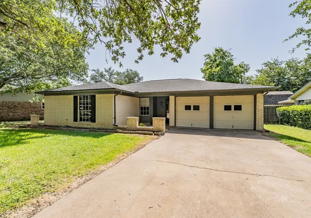 Photo 2 of Sale Pending at 1227 Willowwood Dr, Cleburne, TX 76033 | MLS# 21338265 | Listing updated on 2026-08-31