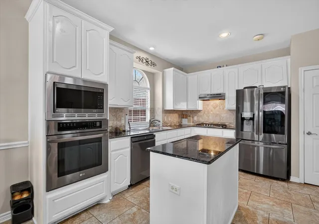 Photo 3 of Sale Pending at 5425 Rolling Meadows Dr, Fort Worth, TX 76123 | MLS# 21333078 | Listing updated on 2026-08-28