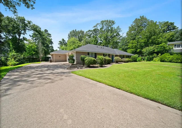 Photo 2 of Single family home for sale at 2829 Yorktown Dr, Tyler, TX 75701 | MLS# 21336947 | Listing updated on 2026-10-03
