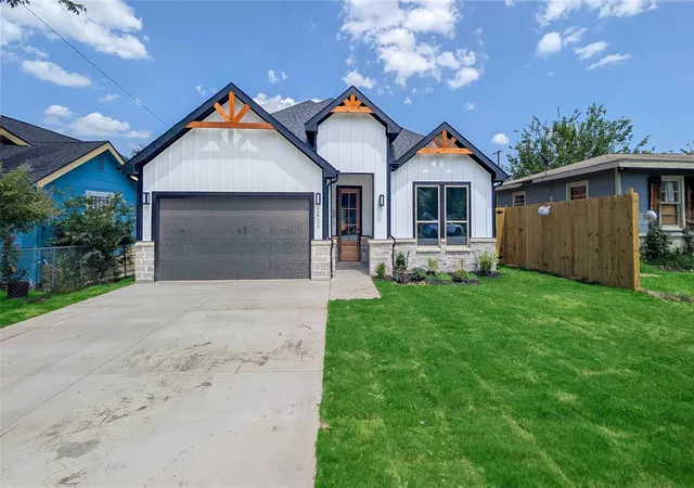 Single family home for sale at 2825 S Grove St, Fort Worth, TX 76104 | MLS# 21338362