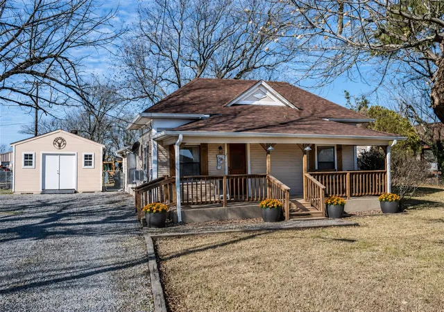 Single family home for sale at 909 N Main St, Ector, TX 75439 | MLS# 21338136