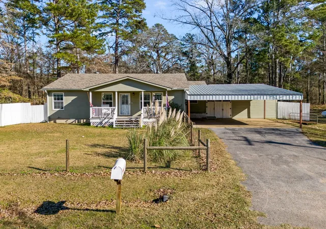 Photo 2 of Single family home for sale at 661 Crestwood Dr, Avinger, TX 75630 | MLS# 21338478 | Listing updated on 2026-07-24