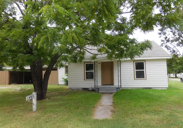 Single family home for sale at 407 Ne 4Th St, Hubbard, TX 76648 | MLS# 21338435