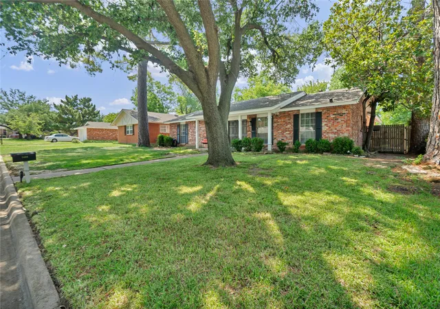 Photo 2 of Single family home for sale at 3408 Hastings Dr, Arlington, TX 76013 | MLS# 21337329 | Listing updated on 2026-08-26