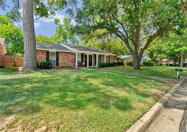 Photo 3 of Single family home for sale at 3408 Hastings Dr, Arlington, TX 76013 | MLS# 21337329 | Listing updated on 2026-08-26
